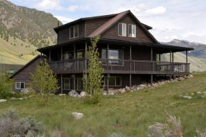Spacious Vacation Home with Madison River Frontage near Yellowstone in Ennis, Montana