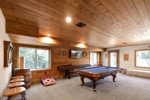 Gorgeous and Fully Equipped Cabin with Hot Tub in Duck Creek Village, Perfect for a Family Holiday in the Mountains