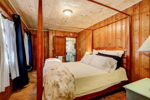 Cozy Cottage Rental with Lake Views near Okemo State Forest, Vermont