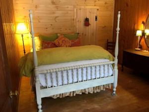 Cozy Cottage Rental with Lake Views near Okemo State Forest, Vermont