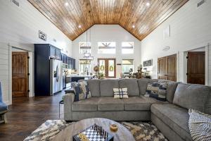 Breathtaking Luxurious Cabin with Fire Pit, Screened Beautiful Porch and Jacuzzi in Oklahoma