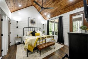 Breathtaking Luxurious Cabin with Fire Pit, Screened Beautiful Porch and Jacuzzi in Oklahoma