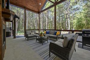 Breathtaking Luxurious Cabin with Fire Pit, Screened Beautiful Porch and Jacuzzi in Oklahoma