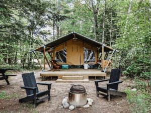 Impressive Romantic Safari Tent with Outdoor Sauna in New Hampshire - Ubytování bez kategorie ve městě Woodstock