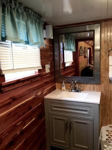 Cozy Cabin Rental on a Winery for a Romantic Weekend Getaway in Oklahoma