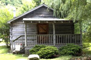Romantic Cabin with a Jacuzzi in Maggie Valley, North Carolina - Ubytování bez kategorie ve městě Maggie Valley