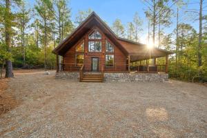 Cozy Secluded Cabin with Hot Tub in Broken Bow, Oklahoma