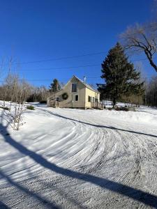 New York Tiny House Ideal for a Romantic Getaway in the Adirondack Mountains