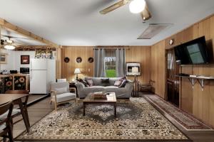 Serene Riverfront Cabin Haven near South Branch Potomac River in West Virginia