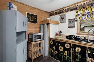 Serene Riverfront Cabin Haven near South Branch Potomac River in West Virginia