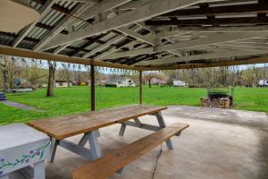 Serene Riverfront Cabin Haven near South Branch Potomac River in West Virginia