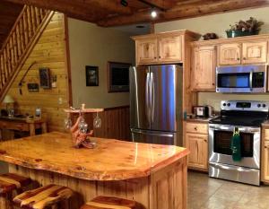 English Lake Escape -Custom Waterfront Log Cabin in Chequamegon National Forest