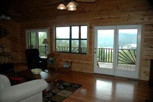 Breathtaking Cabin Rental with a Private Hot Tub in Hiawassee, Georgia