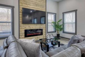 Brand-New Luxury Cabin with Game Room & Hot Tub near Downtown Gatlinburg, TN