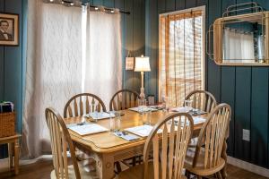 Chic Picturesque Cabin Ideal for a Romantic Getaway in Tennessee