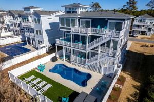 Stunning Spacious Beach House with Hot Tub and Gorgeous Views for a Memorable Escape to the Coast in Corolla, North Carolina