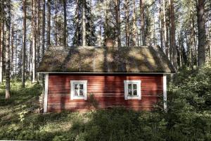 Rustic Off-Grid Farmhouse on Private Island with Sauna near Lake Tarjanne, Pohjaslahti, Finland
