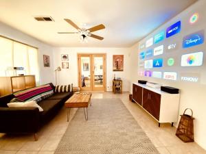 Beautiful Vacation Rental with Hot Tub Perfect for Glamping in Joshua Tree