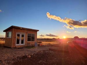 Idyllic Tiny Cabin Lovely for a Romantic Escape in Arizona