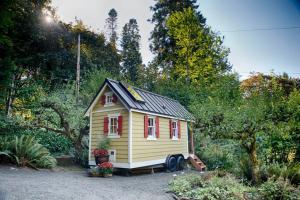 Adorable Rural Tiny House Rental on the Puget Sound in Olympia, Washington