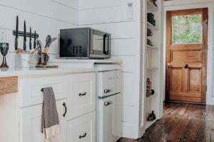 Luxurious Cabin with Jacuzzi and Breathtaking Views in Georgia