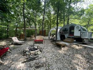 Vintage Caravan Rental for Exploring the Great Outdoors in Cassville, Missouri
