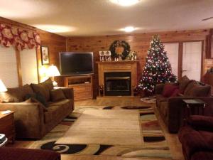 Large Camping Cabin with a Hot Tub near Beech Mountain, North Carolina