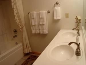 Large Camping Cabin with a Hot Tub near Beech Mountain, North Carolina