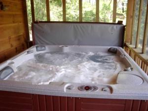 Large Camping Cabin with a Hot Tub near Beech Mountain, North Carolina