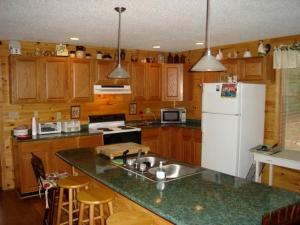 Large Camping Cabin with a Hot Tub near Beech Mountain, North Carolina