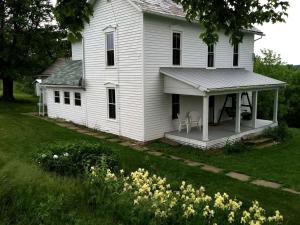 1800s Farmhouse Cottage Rental on a 230 Acre Farm in Muskingum County, Ohio
