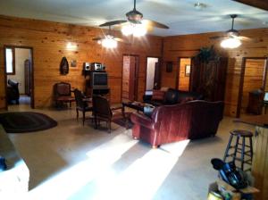 Spacious Cabin Rental for Large Groups near Onondaga Cave State Park in Missouri