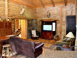 Stately Log Cabin with a Pool for a Group Getaway near Chickamauga, Georgia