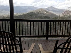 Private Cabin with Wi-Fi Nestled in the Mountains of Hiawassee, Georgia