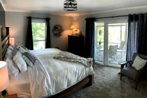 Inmerse in the Serenity of this Lakefront Cottage in Cadiz, Kentucky