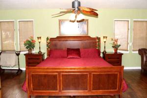 A-Frame Cabin Rental with Spacious Deck Overlooking the Cotee River, Florida