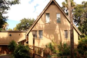 A-Frame Cabin Rental with Spacious Deck Overlooking the Cotee River, Florida