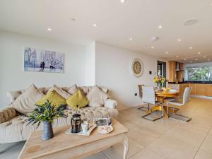 2 Bed in Tenby FB292