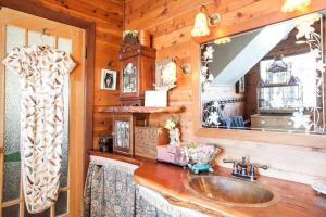 Antique Indonesian Teakwood Cottage for a Romantic Getaway in Petaluma, California