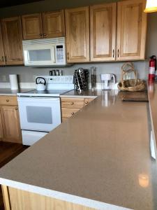 Scenic Vacation Cabin with 360° Mountain Views near Yellowstone National Park in Madison River Valley, Montana