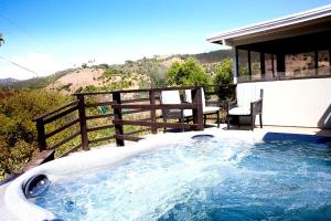 Pet Friendly Fantastic Secluded Cottage with Hot-tub in Rainbow, California
