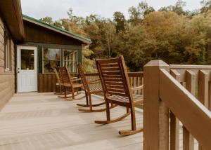 16 Guests | Ponds | Hot Tub | Game Room | Trails in Sarahsville