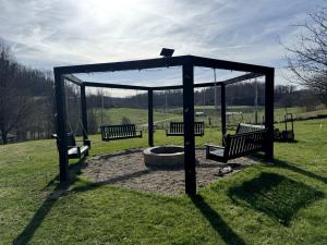 16 Guests | Ponds | Hot Tub | Game Room | Trails in Sarahsville