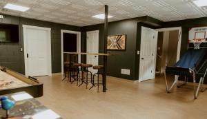 16 Guests | Ponds | Hot Tub | Game Room | Trails in Sarahsville