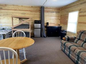 Wonderful Cabin that Sleeps 12 near the Cedar River in Letts, Iowa