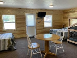 Wonderful Cabin that Sleeps 12 near the Cedar River in Letts, Iowa
