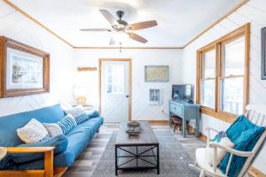 Enchanting Cabin with Breathtaking Sunset and Lake Views in North Carolina