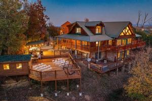 Spectacular Cabin with Incredible Indoor and Outdoor Spaces in Tennessee