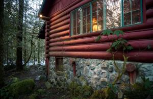 Romantic Log Cabin Rental with Hot Tub near Mount Hood, Oregon