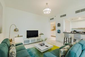 RH Luxe Vibes 2BR Al Habtoor Canal View Living - Hôtels 4 étoiles à Dubaï